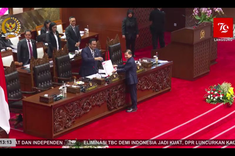 Tangkapan virtual Menteri Perencanaan Pembangunan Nasional/Kepala Badan Perencanaan Pembangunan Nasional (PPN/Bappenas) Suharso Monoarfa bersalaman dengan Wakil Ketua DPR RI Rachmat Gobel di Kompleks Parlemen, Jakarta, Selasa (20/8/2024). ANTARA/M. Baqir Idrus Alatas