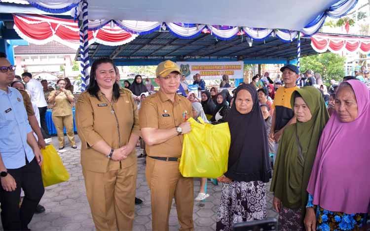 Sekda Kapuas, Septedy saat memberikan paket sembako secara simbolis pada acara gerakan pangan murah, bertempat di halaman DKPP Kapuas, Selasa, 20 Agustus 2024. (FOTO: IST)