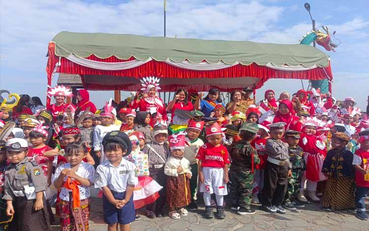 Bunda PAUD Kabupaten Pulang Pisau foto bersama seusai karnaval (FOTO RETHA)