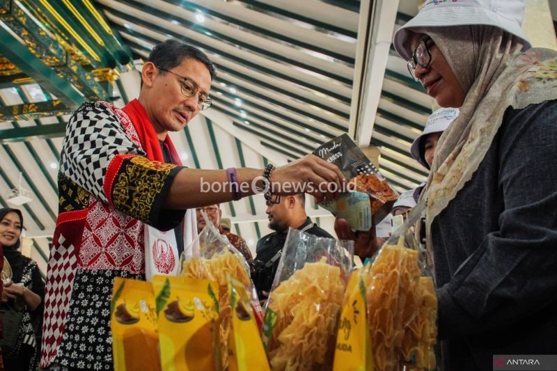 Menteri Pariwisata dan Ekonomi Kreatif (Menparekraf) Sandiaga Uno (kiri) membeli produk UMKM saat Workshop Kata Kreatif Indonesia di Pendopo Kabupaten Malang, Malang, Jawa Timur, Minggu (28/7/2024). . ANTARA FOTO/Irfan Sumanjaya/YU