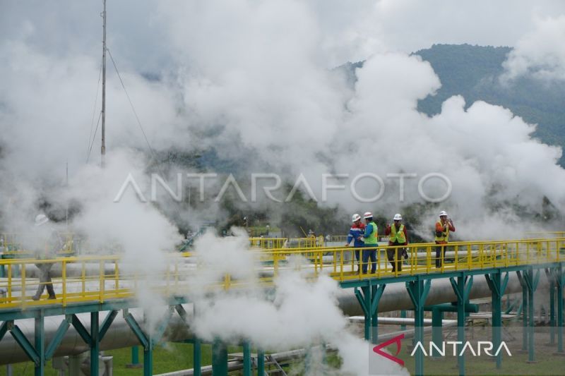 Journalists from Papua and Maluku who won the 2022 Pertamina Journalism Award (AJP) visit the Pertamina Geothermal Energy (PGE) in Lahendong Area, Tomohon City, North Sulawesi, Wednesday (January 18, 2023). ANTARA FOTO/Olha Mulalinda/foc.