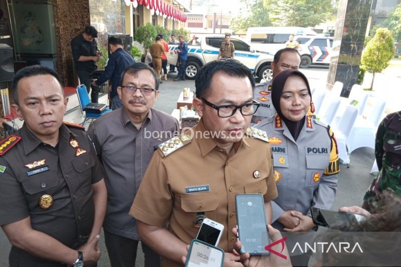 Penjabat Bupati Cirebon Wahyu Mijaya (tengah) saat memberikan keterangan pers di Cirebon, Jawa Barat, Selasa (20/8/2024). ANTARA/Fathnur Rohman