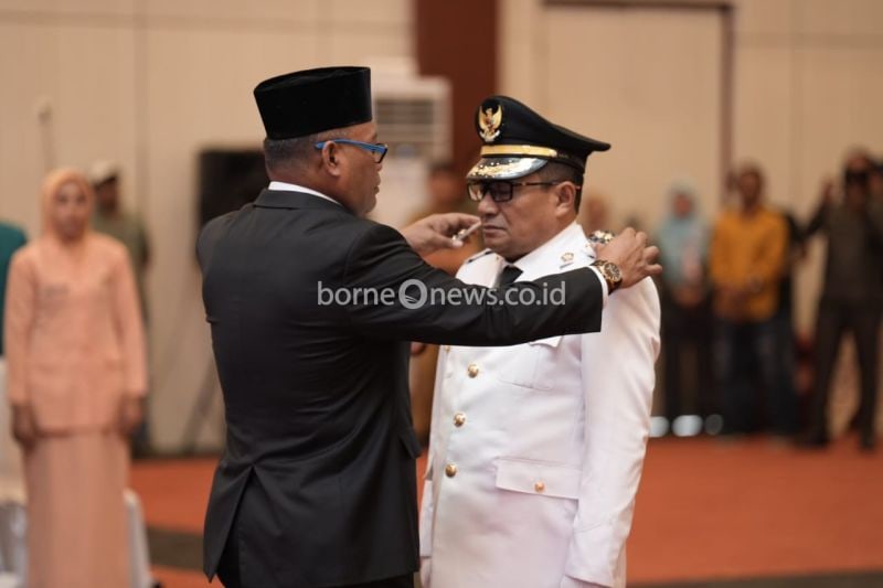 Pj Gubernur Malut, Samsuddin Abdul Kadir melantik Bahri Sudirman sebagai Penjabat (Pj.) Bupati Halmahera Tengah menggantikan Ikram Malan Sangadji mundur untuk maju di pilkada serentak tahun 2024, Selasa (20/8/2024). ANTARA/Abdul Fatah (Abdul Fatah)