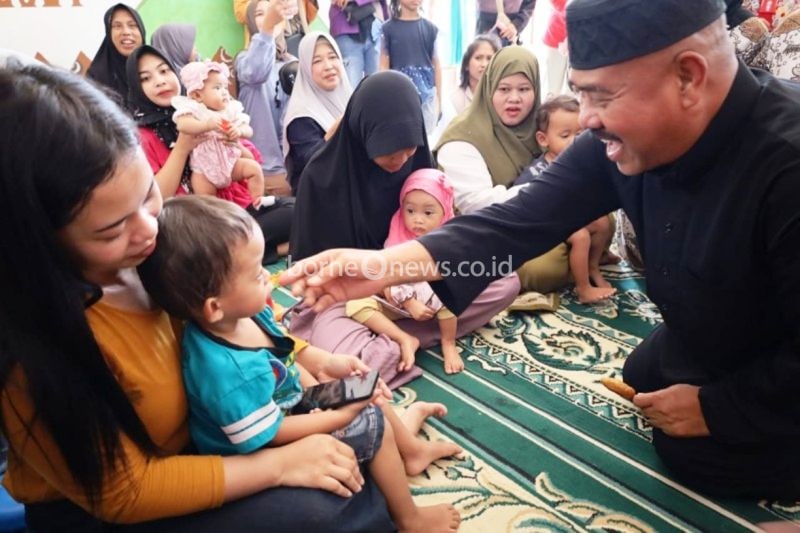 Bupati Kukae Edi Damansyah menyuapi vitamin A untuk balita di Posyandu Ketangi di Desa Margahayu Jonggon A, Kecamatan Loa Kulu, Kukar, Kaltim. (ANTARA/ HO Prokom Kukar)