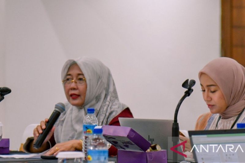 Wakil Ketua Dekranasda NTB, Hj. Lale Prayatni (kiri) pada rakor persiapan kegiatan Karya Kreatif NTB Lombok Sumbawa Tenun Festival 2024 di Mataram, Selasa. (ANTARA/Pemprov NTB).