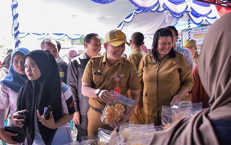 Kegiatan pembukaan gerakan pangan murah di halaman kantor DKPP Kapuas pada Selasa, 20 Agustus 2024. (FOTO: IST)