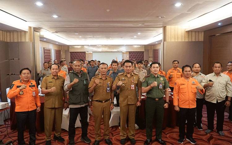Foto bersama saat rangkaian Rapat Koordinasi Sinergisitas Rencana Kegiatan Pengendalian dan Penanggulangan Karhutla Tahun 2025, di Royal-Crown Room Aquarius Boutique Hotel Palangka Raya, Selasa, 20 Agustus 2024. (FOTO:BPBPK KALTENG)