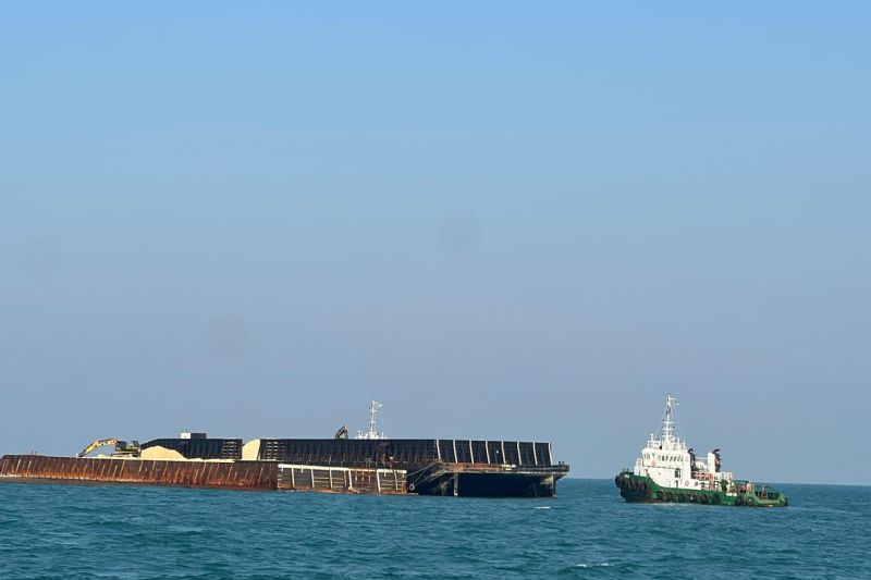 Kapal Tugboat Malaysia Disandarkan Setelah Mengalami Kebocoran