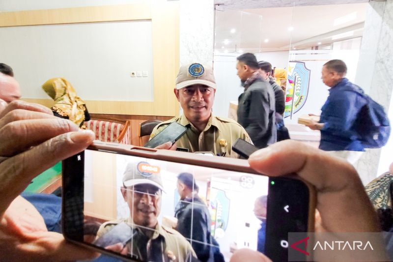 Kepala Dispertangan Situbondo Dadang Aries Bintoro memberikan keterangan kepada wartawan. Selasa (20/8/2024) ANTARA/Novi Husdinariyanto