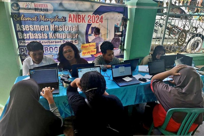 Peserta ANBK paket C tengah mengikuti ujian di Kabupaten Sorong, Senin (19/8/2024) (ANTARA/Yuvensius Lasa Banafanu)
