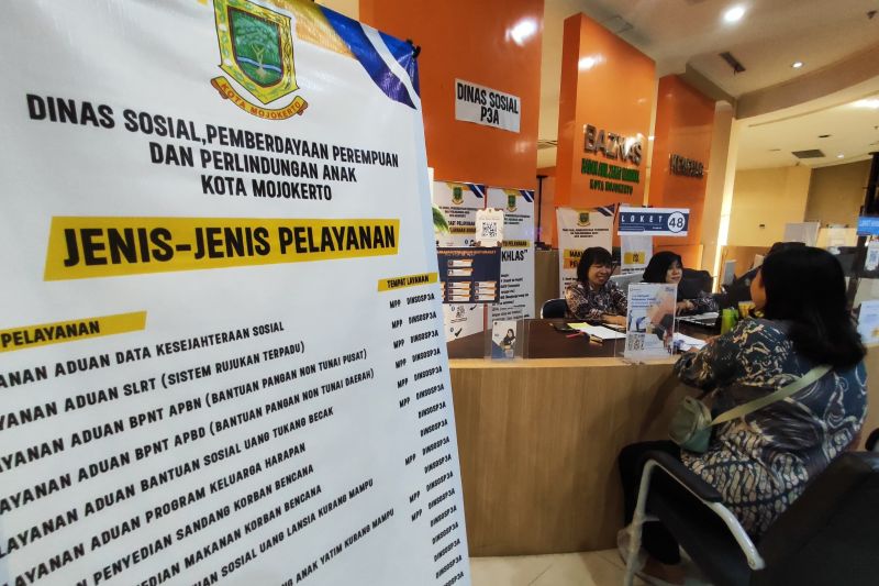 Salah satu warga memanfaatkan layanan Dinas Sosial, Pemberdayaan Perempuan dan Perlindungan Anak (Dinsos PPPA) Kota Mojokerto, Jawa Timur di Mal Pelayanan Publik (MPP) Gajah Mada (ANTARA/HO-Pemkot Mojokerto)