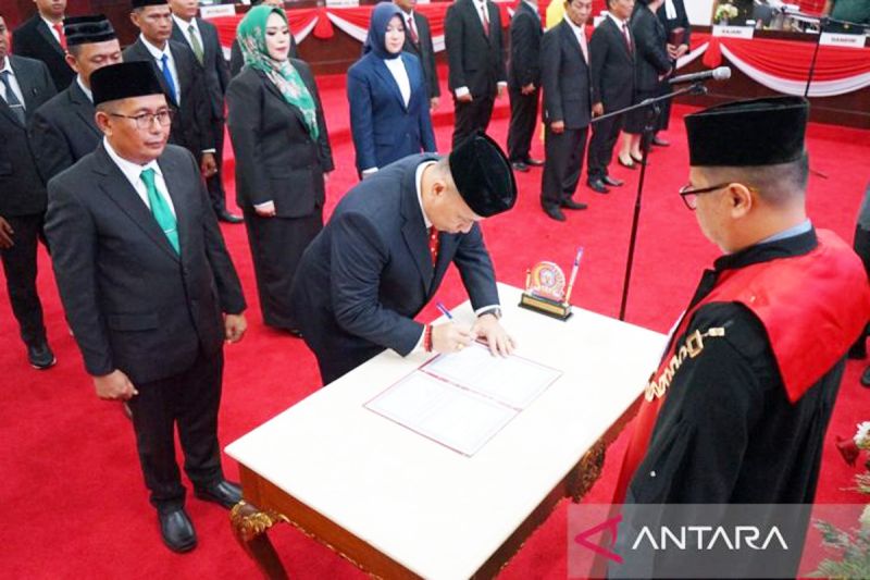 Prosesi pelantikan anggota DPRD Murung Raya masa jabatan 2024-2029 yang berlangsung di ruang paripurna DPRD kabupaten setempat di Puruk Cahu, Selasa (20/8/2024). ANTARA/Supriadi