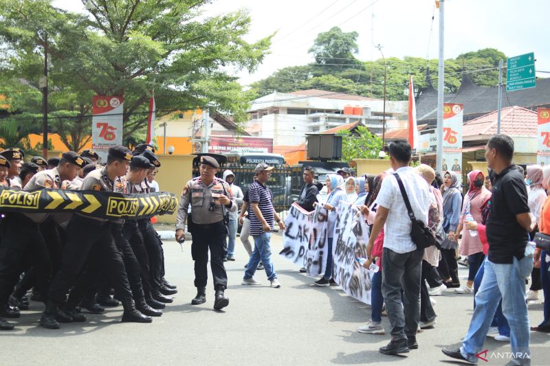 Personel Polresta Padang beserta jajaran saat melakukan simulasi pengamanan untuk Pemilihan Kepala Daerah (Pilkada) serentak 2024 di Padang, Selasa (20/8). ANTARA/FathulAbdi.