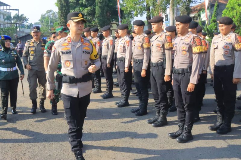 Kepala Kepolisian Resor Garut AKBP Mochamad Fajar Gemilang saat gelar pasukan Operasi Mantap Praja Lodaya 2024 dalam rangka pengamanan Pilkada 2024 di Markas Polres Garut, Jawa Barat, Selasa (20/8/2024). (ANTARA/HO-Polres Garut)