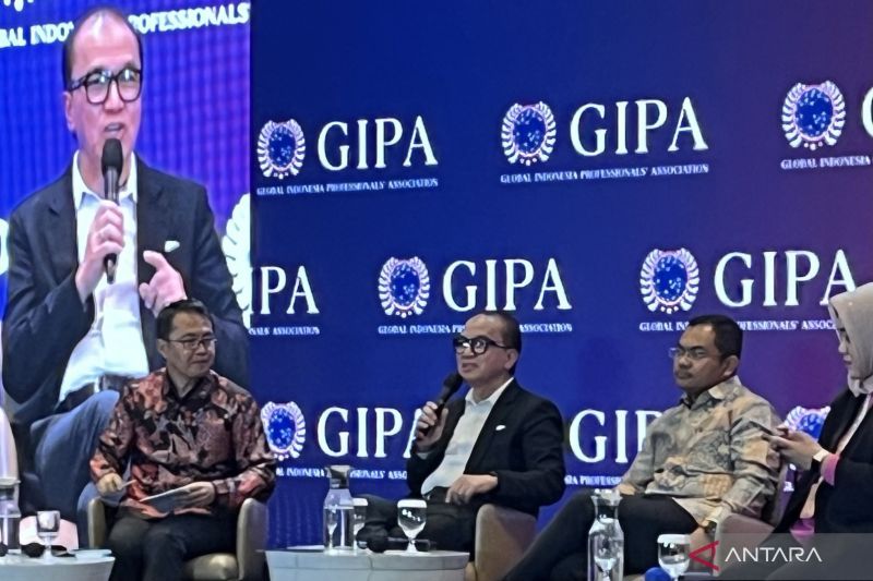 Mantan Duta Besar RI untuk Selandia Baru Tantowi Yahya (kedua kiri) menyampaikan pernyataannya dalam Global Human Capital Summit 2024 oleh Global Indonesia Professionals Association (GIPA) di Jakarta, Selasa (20/8/2024). ANTARA/Nabil Ihsan