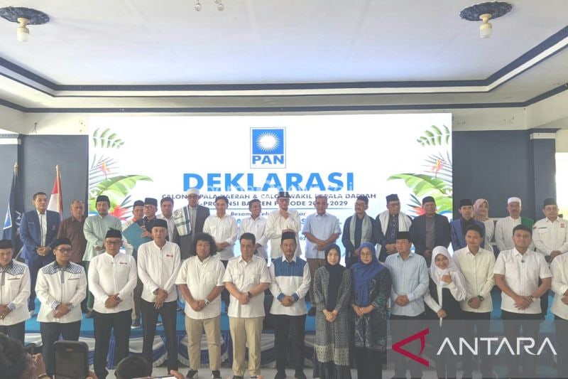 Partai Amanat Nasional (PAN) mendeklarasikan bakal calon kepala daerah dan wakil kepala daerah se Provinsi Banten untuk pemilihan kepala daerah (Pilkada) serentak 2024, di Serang, Banten, Selasa (20/8/2024). (ANTARA/Desi Purnama Sari)