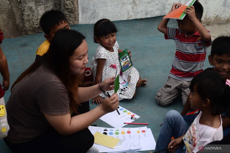 Arsip Foto - Sejumlah anak belajar bahasa Inggris bersama relawan Sekolah Rakyat Bekasi (SRB) di Bekasi, Jawa Barat. (ANTARA FOTO/Suwandy/hp)