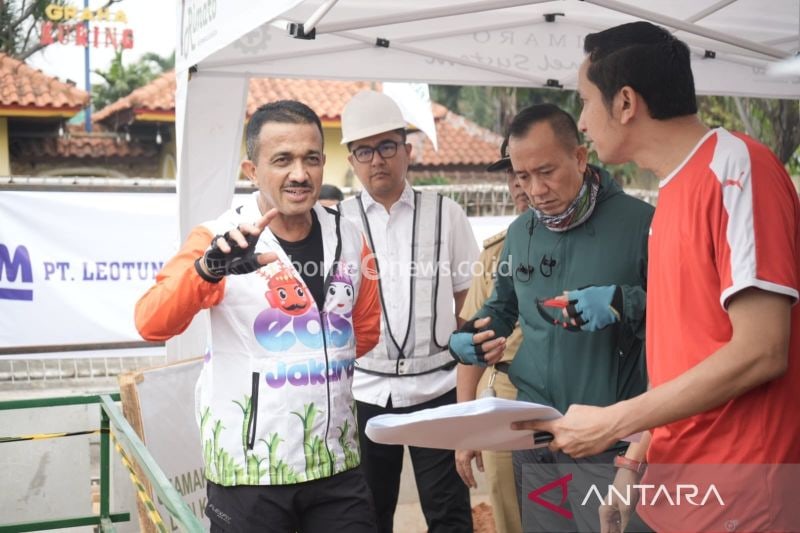 Wali Kota Administrasi Jakarta Timur M Anwar saat meninjau pembangunan saluran air di Jalan Raya Jambore, Kelurahan Cibubur, Jakarta Timur, Selasa (20/8/2024). ANTARA/HO-Kominfotik Jakarta Timur
