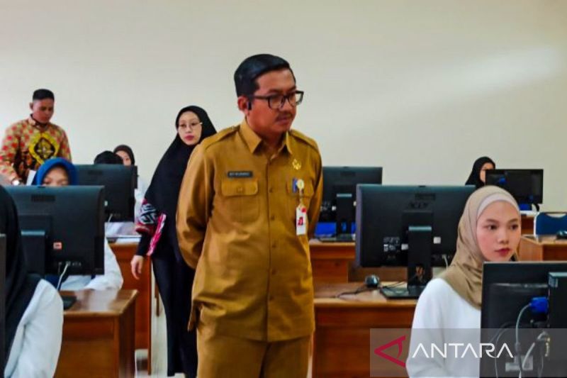 Sekretaris Daerah Kabupaten Natuna Boy Wijanarko Varianto saat memantau proses seleksi. (ANTARA/HO-Pemkab Natuna)