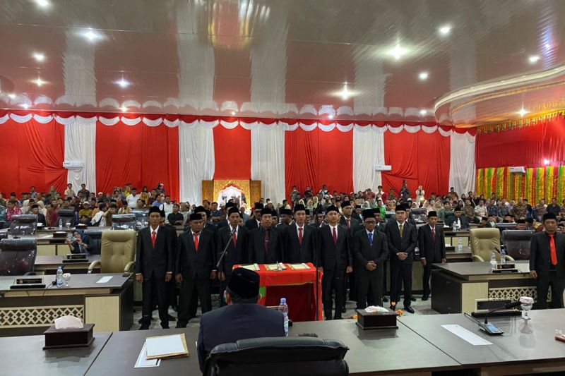 Sebanyak 25 orang anggota DPRD Mukomuko, Provinsi Bengkulu, hasil Pemilu 2024, Selasa, resmi dilantik, Selasa (20/8/2024) ANTARA/Ferri.
