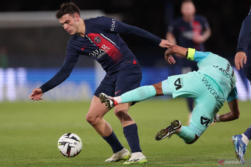 Arsip foto - Gelandang Uruguay Paris Saint-Germain #04 Manuel Ugarte berebut bola dengan gelandang Prancis Montpellier #11 Teji Savanier selama pertandingan sepak bola L1 Prancis antara Paris Saint-Germain (PSG) dan Montpellier Herault SC di Stadion Parc des Princes di Paris pada November 3 Agustus 2023. (ANTARA/AFP/Franck Fife)