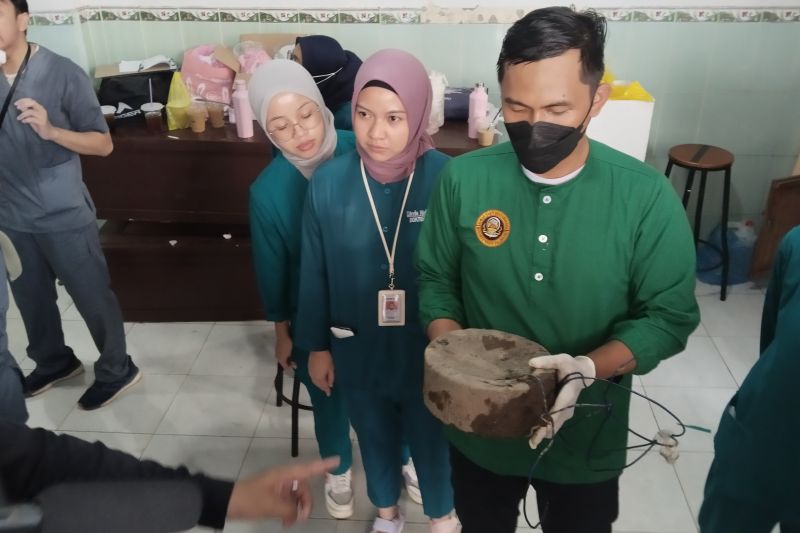 Penampakan batu penggilingan yang digunakan untuk menenggelamkan jasad wanita di Tanjung Senai Ogan Ilir, Sumatera Selatan. (ANTARA/ M Imam Pramana)