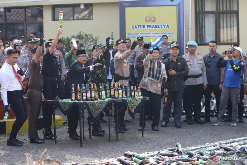 Polres Cianjur Musnahkan Knalpot Bising dan Miras untuk Ketertiban