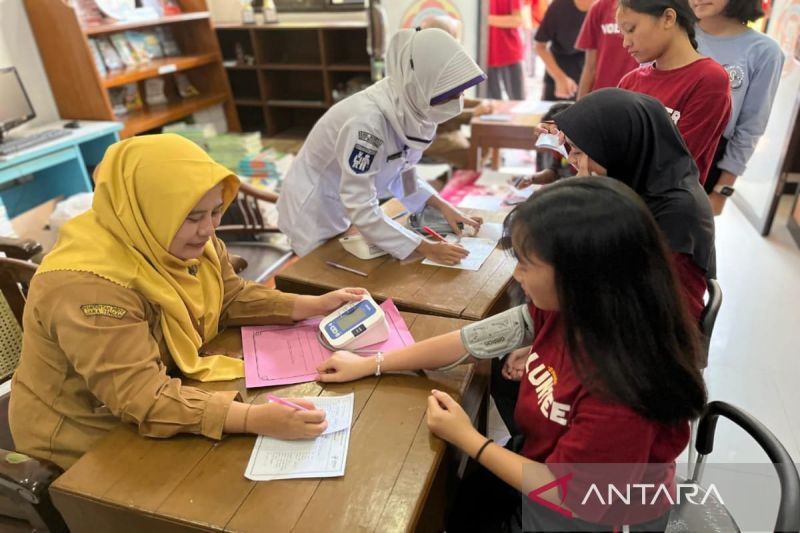 Petugas Dinas Kesehatan Kota Pekalongan sedang melakukan pemeriksaan kesehatan pada pelajar SMA Negeri 1 Kota Pekalongan, Senin (19/8/2024). (ANTARA/Kutnadi)