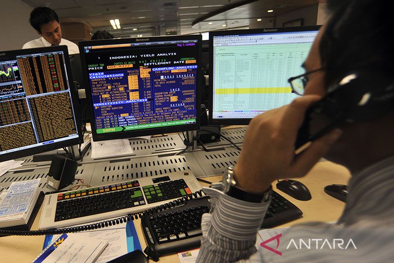 Foto Arsip - Sejumlah karyawan BNI mengamati harga Surat Utang Negara (SUN) di BNI Treasury, Jakarta, Selasa (8/6/2010). FOTO ANTARA/Prasetyo Utomo/Koz/aa.