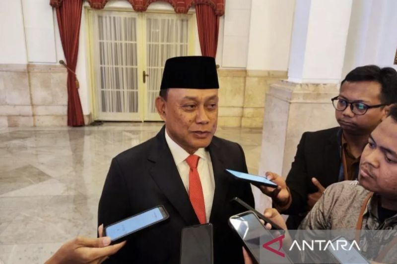 Head of the National Nutrition Agency Dadan Hindayana delivers statements to the press at the State Palace, Jakarta, on Monday (August 19, 2024). (ANTARA/Mentari Dwi Gayati/am)