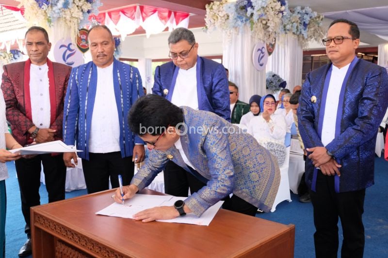 Penjabat Gubernur Maluku Sadali le menandatangi komitmen bersama gerakan tolak judi online saat peringatan HUT ke -79 Provinsi Maluku, Senin (19/8/2024). ANTARA/ Penina F Mayaut.