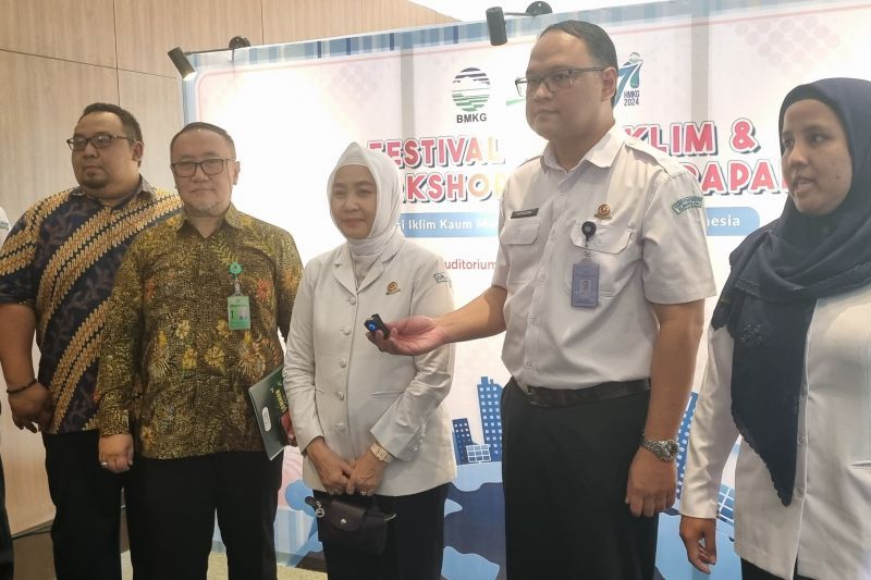 Kepala Badan Meteorologi Klimatologi dan Geofisika Dwikorita Karnawati (tengah) dalam konferensi pers di Jakarta, Selasa (20/8/2024). (ANTARA/Anita Permata Dewi)