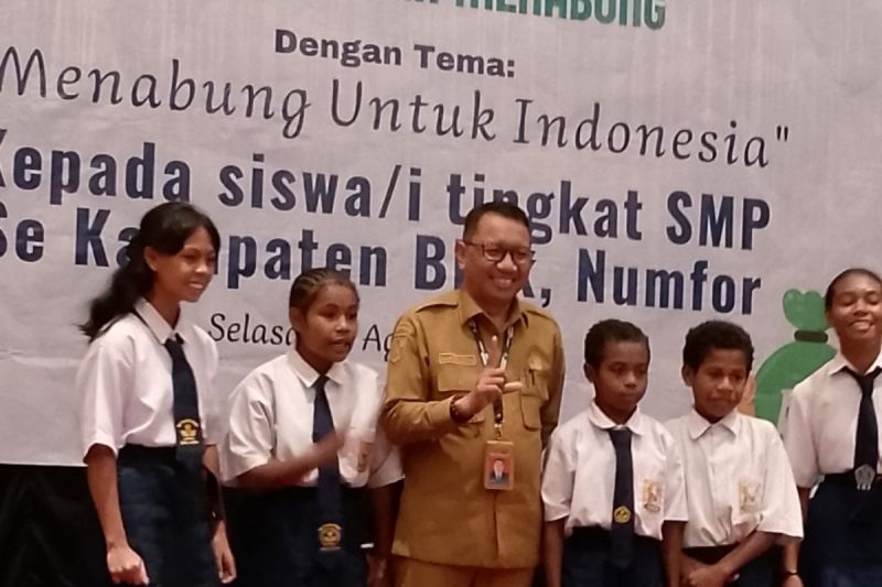 Kepala Dinas Pendidikan Biak Numfor, Papua, Kamaruddin SPd bersama siswa saat sosialisasi gemar menabung pelajar, Selasa (20/8/2024). ANTARA/Muhsidin