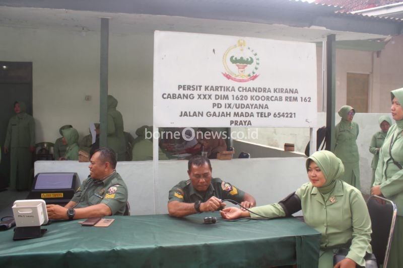 Anggota Persit Kodim 1620 Lombok Tengah, Provinsi NTB saat melakukan pemeriksaan tes IVA, Selasa (20/08/2024) (ANTARA/HO-Humas Kodim 1620 Lombok Tengah)