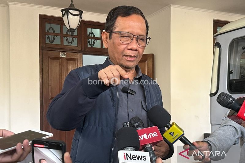 Mantan Ketua Mahkamah Konstitusi Mahfud Md saat memberikan keterangan pers di kawasan Senen, Jakarta, Selasa (20/8/2024). (ANTARA/Rio Feisal)