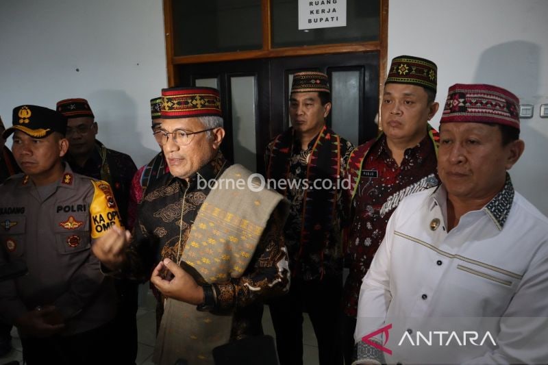 Kepala BNN RI Komjen Pol Marthinus Hukom (tengah) saat diwawancara awak media di Labuan Bajo. ANTARA/Gecio Viana
