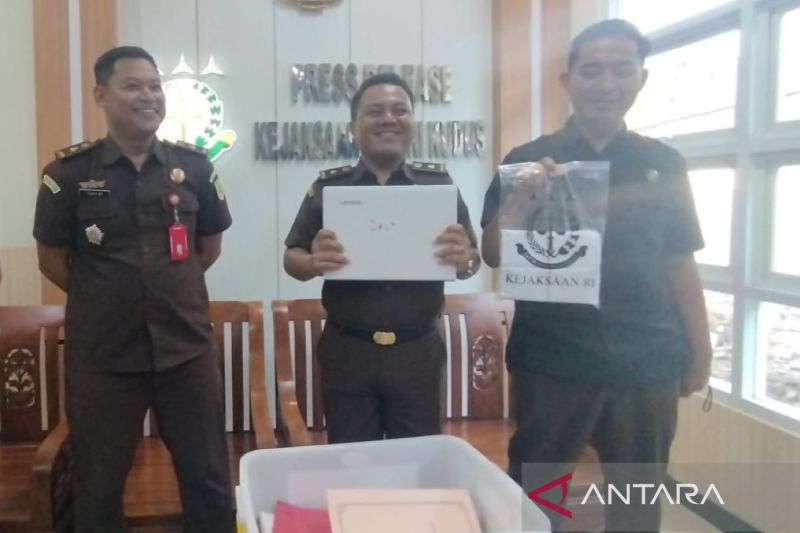 Kasi Tindak Pidana Khusus Kejari Kudus Dwi Kurnianto (tengah) didampingi Kasi Intel Wisnu Wibowo (kanan) dan Kasi Pidana Umum Tegar Mawang Dhita (kiri) menunjukkan barang bukti hasil penggeledahan di kantor Disnaker Koperasi dan UKM Kudus. (ANTARA/Akhmad Nazaruddin Lathif)