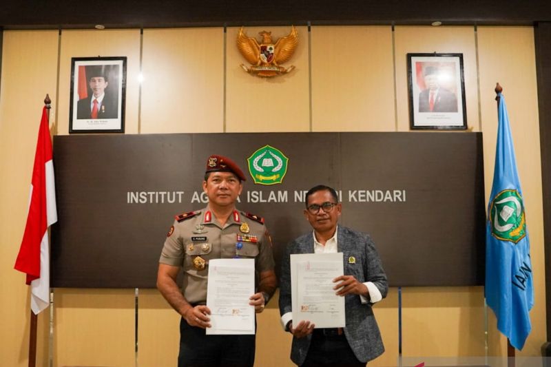 Rektor IAIN Kendari Prof.Husein Insawan (kanan) dan Kepala BNN Provinsi Sultra Brigjen Pol. Christ Reinhard Pusung (kiri) memperlihatkan dokumen penandatangan MoU tentang pencegahan narkoba, di Kampus IAIN Kendari, Selasa (20/8/2024). ANTARA/Azis Senong