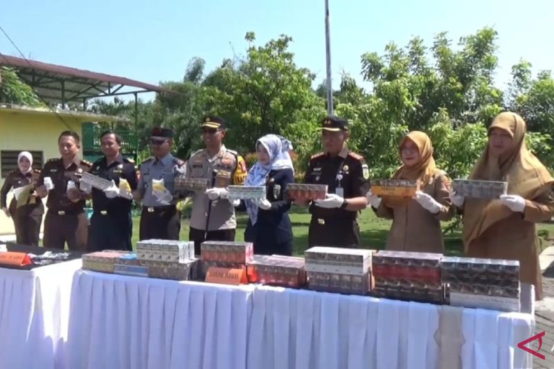 Kejari Ngawi Musnahkan Rokok Ilegal dan Narkoba, Lakukan Edukasi