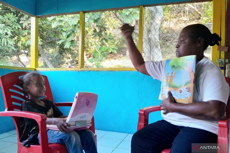 Seorang ibu membacakan dongeng kepada anak di Distrik Sentani Timur, Kabupaten Jayapura, Provinsi Papua. (ANTARA/Lintang Budiyanti Prameswari)