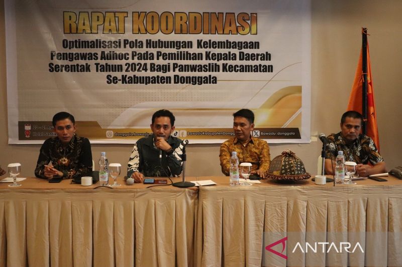 Bawaslu Kabupaten Donggala saat rakor dengan seluruh anggota Panwascam se-Kabupaten Donggala membahas optimalisasi pola hubungan kelembagaan pengawas ad hoc pada Pemilihan Kepala Daerah (Pilkada) serentak tahun 2024 bagi Panwascam se-Kabupaten Donggala di kota Palu, Selasa (20/8/2024). ANTARA/Hajiji.