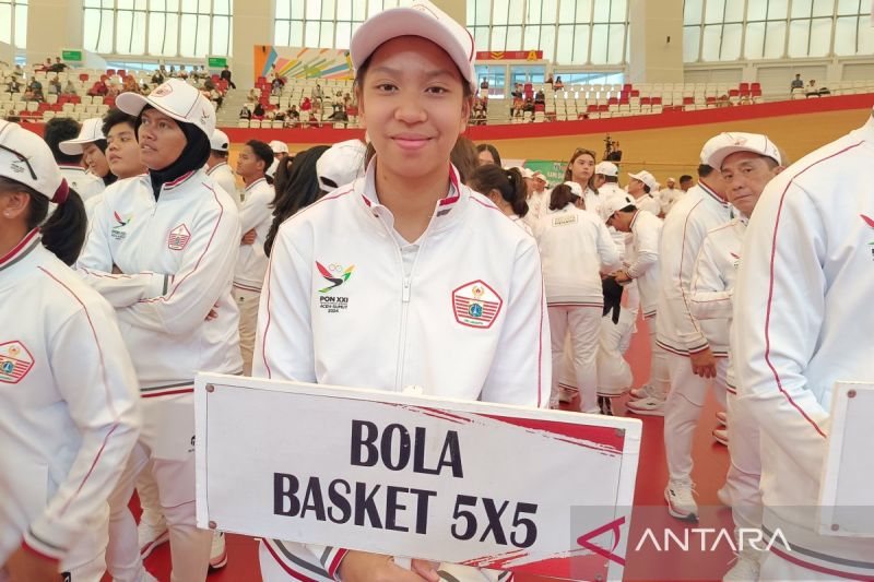 Pebasket putri DKI Jakarta, Abby Poedjakesuma, setelah mengikuti kegiatan Pengukuhan dan Pelepasan Kontingen DKI Jakarta untuk PON XXI Aceh-Sumut di Jakarta International Velodrome, Jakarta, Senin (19/8/2024). ANTARA/Donny Aditra