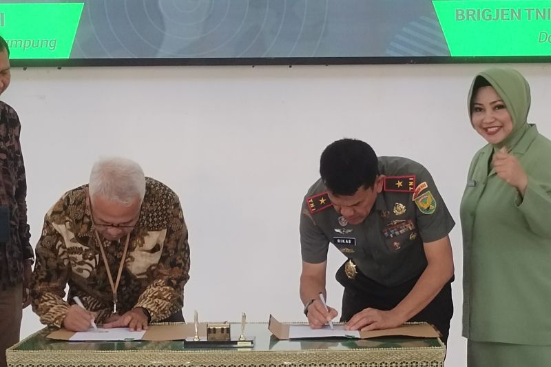 Komandan Korem (Danrem) 043 Garuda Hitam Brigjen TNI Rikas Hidayatullah dan Deputi Bisnis PT Pegadaian Area Lampung Firman Alghazali menandatangi kerjasama dalam upaya meningkatkan kesejahteraan anggota TNI. Bandarlampung, Selasa (20/8/2024). (ANTARA/Dian Hadiyatna)