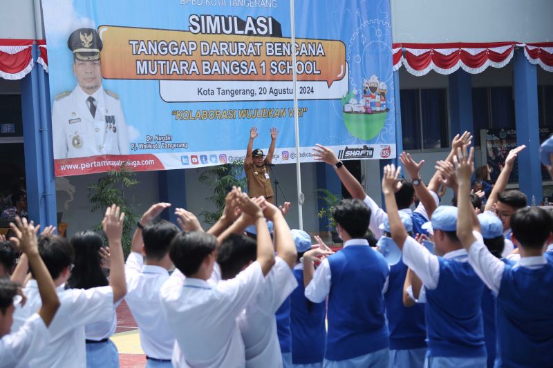 Pj Wali Kota Tangerang Nurdin dalam kegiatan pelatihan simulasi penanganan kedaruratan bencana yang berlangsung di Sekolah Mutiara Bangsa 1, Cipondoh, Selasa. ANTARA/HO-Pemkot Tangerang