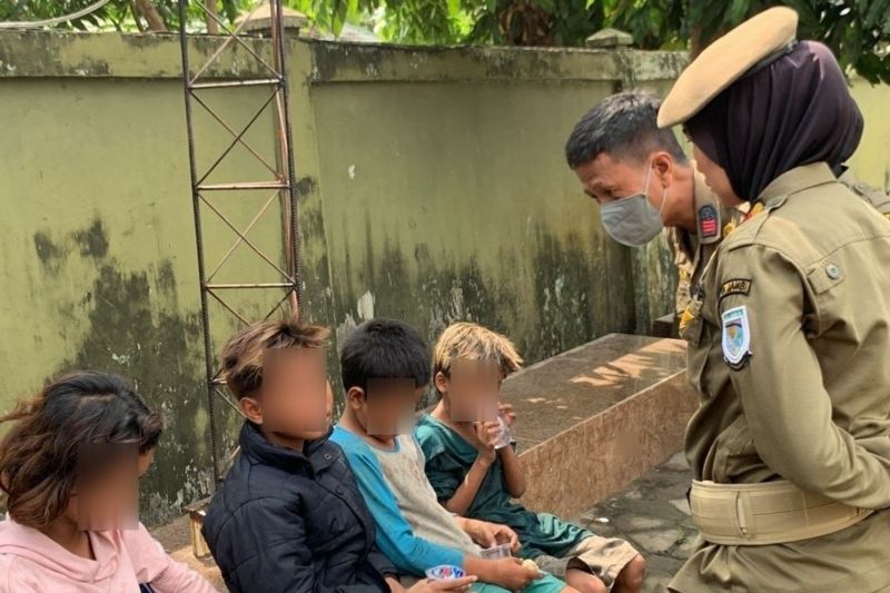 Anggota Satpol PP Kota Jambi saat sedang berbincang dengan anak jalanan yang terjangkau pada Selasa (20/8/2024). (ANTARA/Tuyani)