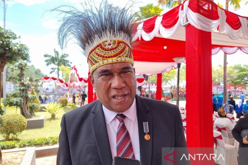 Kepala DLHP Provinsi Papua Barat Reymond Richard Hendrik Yap saat ditemui awak media di Manokwari, Selasa. (ANTARA/Fransiskus Salu Weking)