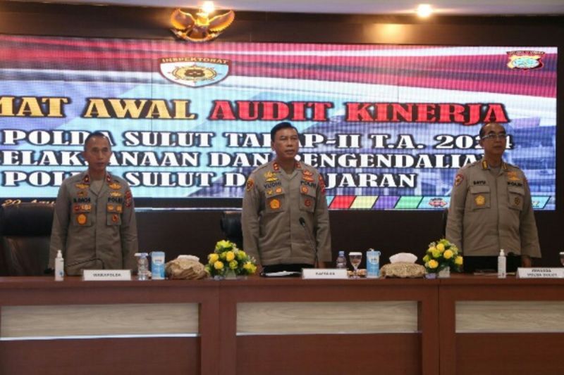 Kapolda Sulut Irjen Pol Yudhiawan (tengah) saat taklimat awal audit kinerja. ANTARA/HO-Humas Polda Sulut (1)