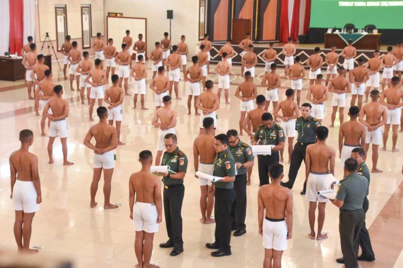 Pangdam XIII/Merdeka Mayjen TNI Candra Wijaya memimpin sidang parade penerimaan Calon Bintara PK TNI AD. ANTARA/HO-Pendam XIII Merdeka (1)