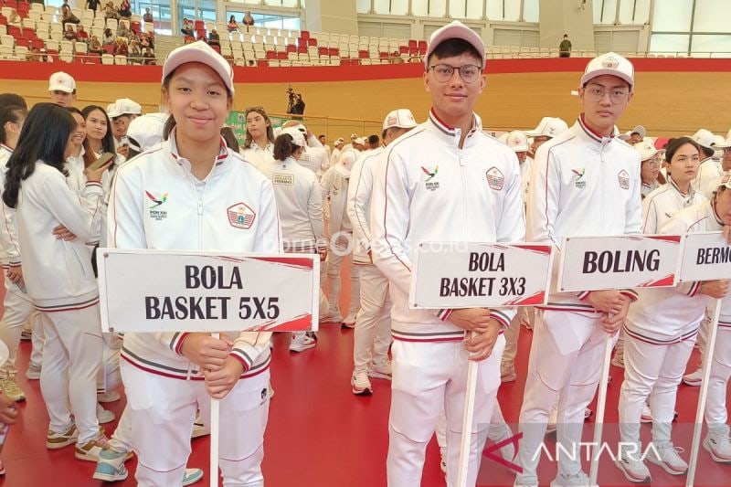 Pebasket Abby Poedjakesuma (kiri) bersama rekan dari tim cabang olahraga bola basket 3X3 dan boling, saat mengikuti kegiatan Pelepasan dan Pengukuhan Kontingen DKI Jakarta untuk PON XXI 2024 Aceh-Sumut di Jakarta International Velodrome, Jakarta, Senin (19/8/2024). ANTARA/Donny Aditra