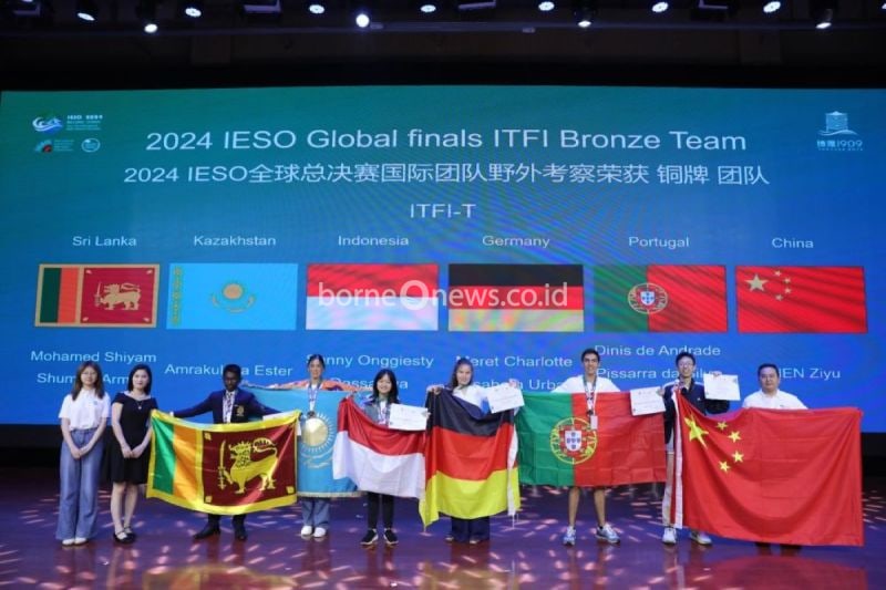 Sanny Onggiesty Dassaniya (17) pelajar SMA swasta Darma Yudha Pekanbaru, Riau meraih tiga medali pada International Earth Science Olympiad (IESO)/Olimpiade ilmu kebumian 2024 di Beijing. ANTARA/HO-Humas Pemprov Riau.
